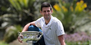 Ο Νόβακ Τζόκοβιτς κρατάει το τρόπαιο από το Australian Open