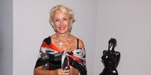 H Ντέλλα Ρούνικ με μαντίλι στους ώμους