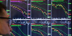 Οθόνες με δείκτες το χρηματιστήριο Νέας Υόρκης