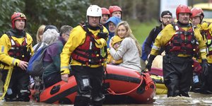 Σωστικά συνεργία απομακρύνουν πολίτες από τα σπίτια τους λόγω της κακοκαιρίας
