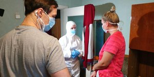 Με μάσκα η υπουργός Υγείας μάχεται κατά φημών και πανικού που προκαλεί ο κορωνοϊός στη χώρα