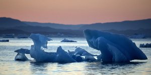 Παγόβουνα στο αρκτικό πέλαγος με φόντο το ηλιοβασίλεμα