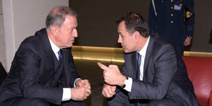 Ο Νίκος Παναγιωτόπουλος και ο Χουλουσί Ακάρ στο περιθώριο του ΝΑΤΟ