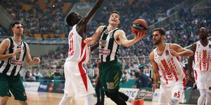 Προσπάθεια του Τζίμερ Φρεντέτ απέναντι στον Ερυθρό Αστέρα