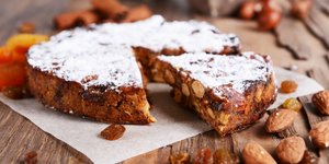 κέικ πάνω σε τραπέζι