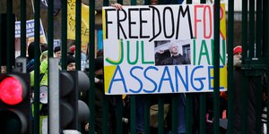 Κόσμος διαδηλώνει με πανό υπέρ του Ασάνζ