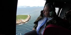 Ο Πάνος Καμμένος πάνω από τα Ιμια