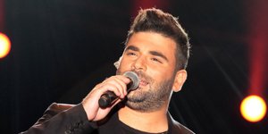Παντελής Παντελίδης με μικρόφωνο στο στόμα
