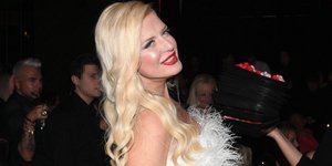 Η Μαρίνα Πατούλη με λευκό φόρεμα με φτερά