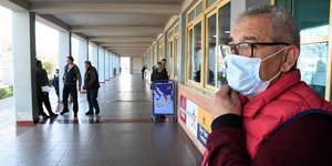 Ανδρας με μάσκα για προστασία από τον κορωνοϊό στο λιμάνι της Πάτρας