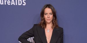 Η Πολίν Ντουκρουέ με μαύρο κοστούμι