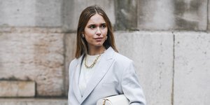 γυναίκα με κοστούμι και τσάντα στην εβδομάδα μόδας