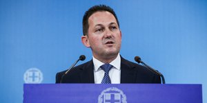 Ο Πέτσας σε briefing πολιτικών συντακτών