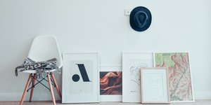 Κάδρα, μπλε καπέλο και καρέκλα σε τοίχο 