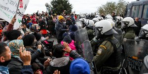 Επεισόδια στη Μόρια με μετανάστες και ΜΑΤ