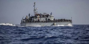 Πλοίο της ακτοφυλακής στη Λιβύη μεταφέρει μετανάστες