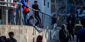 Πρόσφυγες και μετανάστες σε δομή στη Σάμο