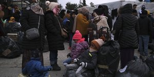 Πρόσφυγες βρίσκονται στον δρόμο