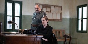 Ο Προύσαλης και η Ελένη στο αστυνομικό Τμήμα στη σειρά «Άγριες Μέλισσες»