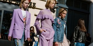 Τρεις γυναίκες με μοβ ρούχα και τζιν