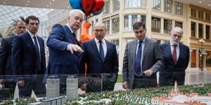 Ο Πούτιν επισκέφθηκε την ρωσική Ντίσνεϊλαντ -Θα είναι το μεγαλύτερο θεματικό πάρκο στην Ευρώπη