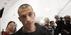 Ο Ρώσος Ακτιβιστής που διέρρευσε τα ροζ βίντεο του υποψηφίου για τον Δήμο Παρισιού