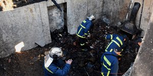 Πυροσβέστες σε κατοικία που κάηκε
