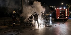 Πυροσβέστες σβήνουν φωτιά σε όχημα
