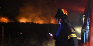 Πυροσβέστης κοιτάζει την φωτιά