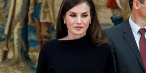 Η βασίλισσα Λετίθια της Ισπανίας με μαύρο πλεκτό φόρεμα