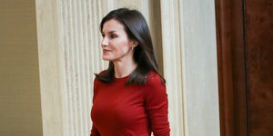 η βασίλισσα Λετίθια με κόκκινο τοπ και παντελόνι στο παλάτι