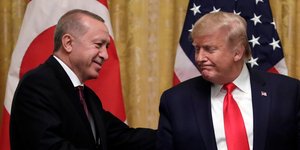 Ρετζέπ Ταγίπ Ερντογάν και Ντόναλντ Τραμπ χειραψία