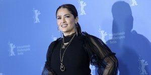 Η Σάλμα Χάγιεκ με μαύρο φόρεμα με διαφάνεια