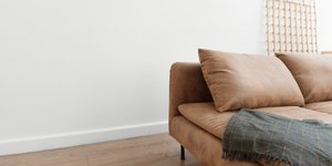 Δερμάτινος καναπές με ριχτάρι σε σαλόνι 