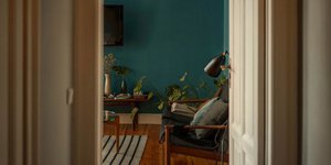 Σαλόνι διαμερίσματος με καρέκλα, φωτιστικό, χαλί, τραπεζάκι 