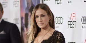 Η Σάρα Τζέσικα Πάρκερ με δαντελένιο μαύρο φόρεμα