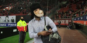 Με μάσκα του Ιβάν Σαββίδη και ρούβλια ανά χείρας στο Καραϊσκάκη