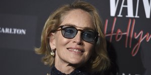 Η Σάρον Στόουν με γυαλιά ηλίου σε μπλε απόχρωση