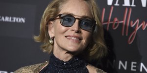 Η Σάρον Στόουν με μπλε γυαλιά ηλίου 