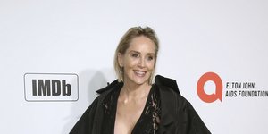 Η Σάρον Στόουν με μαύρη ολόσωμη φόρμα