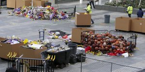 Αδειάζουν τον χώρο από τα λουλούδια, τα μηνύματα και τα αντικείμενα που αφιέρωσαν οι fan στον Κόμπι Μπράιντ έξω από το γήπεδο Staples Center στο Λος Άντζελες