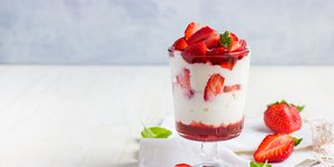 Επιδόρπιο κρέμας με γιαούρτι και λευκή σοκολάτα, με χυμούς φράουλα και παγωτό φράουλα