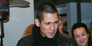 Ο Σωτήρης Κοντιζάς με δερμάτινο τζάκετ