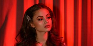 Η Στεφανία Λυμπερακάκη με ασημένιο φόρεμα