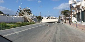 Στέγαστρο στο δρόμο