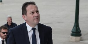 Ο Στέλιος Πέτσας ανεβαίνει σκαλιά