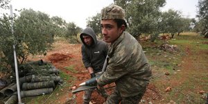 Στρατιώτης μεταφέρει οβίδα