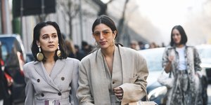 γυναίκες με μπεζ σακάκια περπατούν στην εβδομάδα μόδας