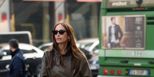 γυναίκα με παλτό και γυαλιά στην εβδομάδα μόδας