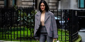 γυναίκα με κοστούμι